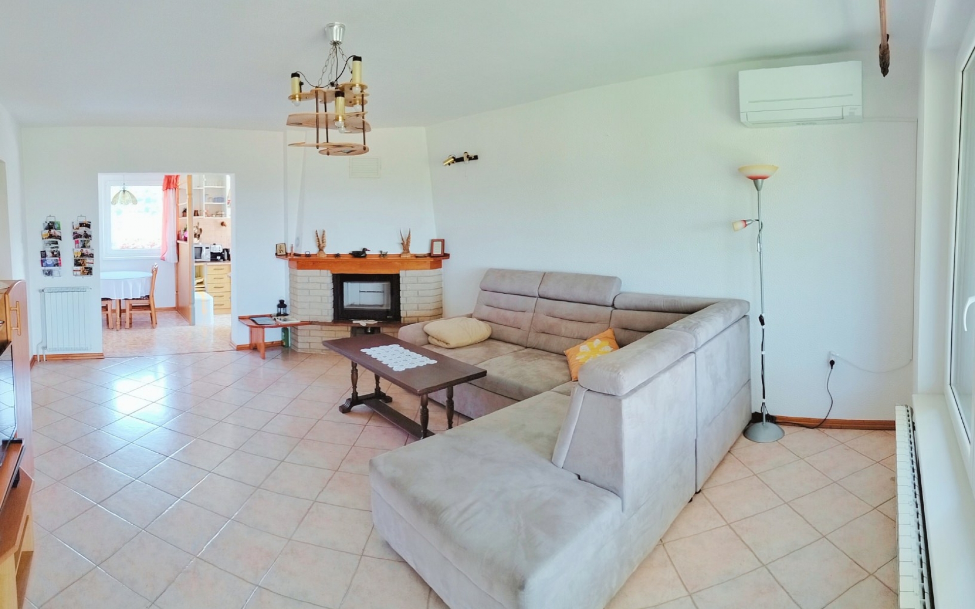 Apartma zajema kuhinjo z jedilnico